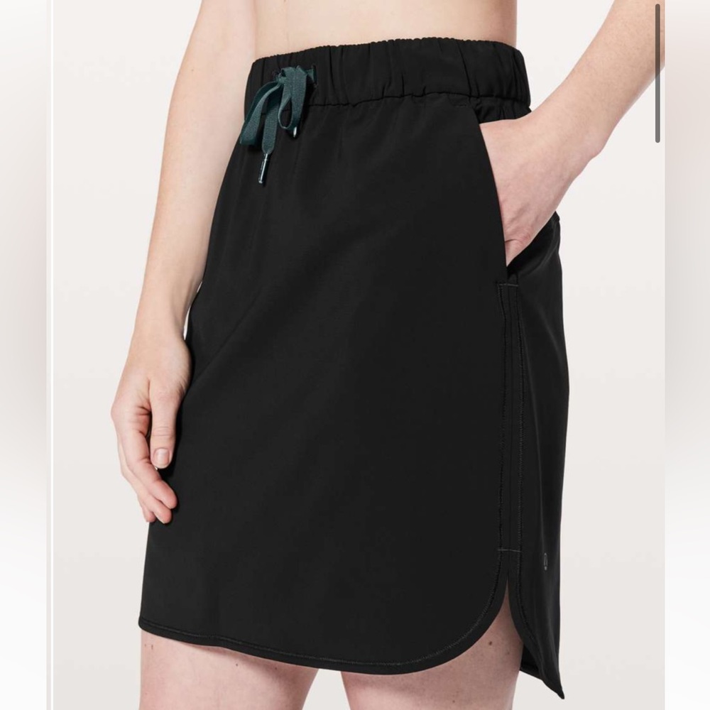 Lululemon like new On the Fly black travel/athletic skirt size 6